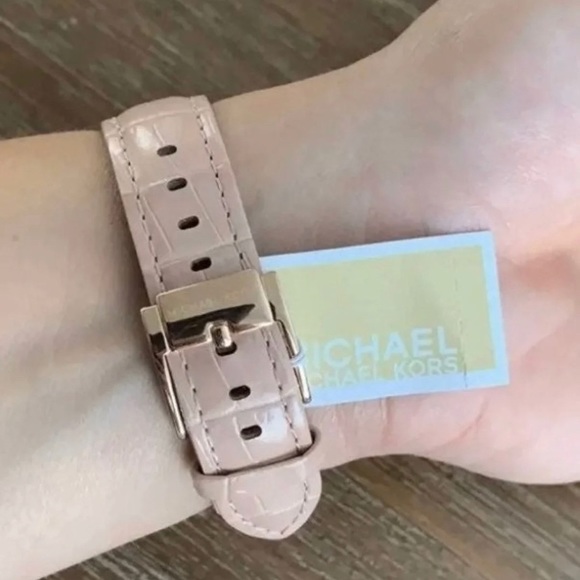 Michael Kors Pink Leather Watch - Picture 4 of 8